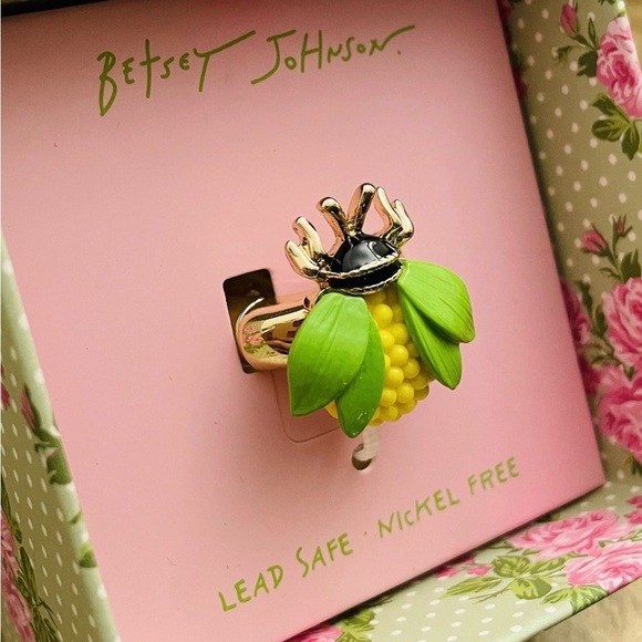 Betsey Johnson Jewelry - ❌❌ sold ❌❌ Betsey Johnson Gold Plated Bee Stretch Cocktail Statement Ring